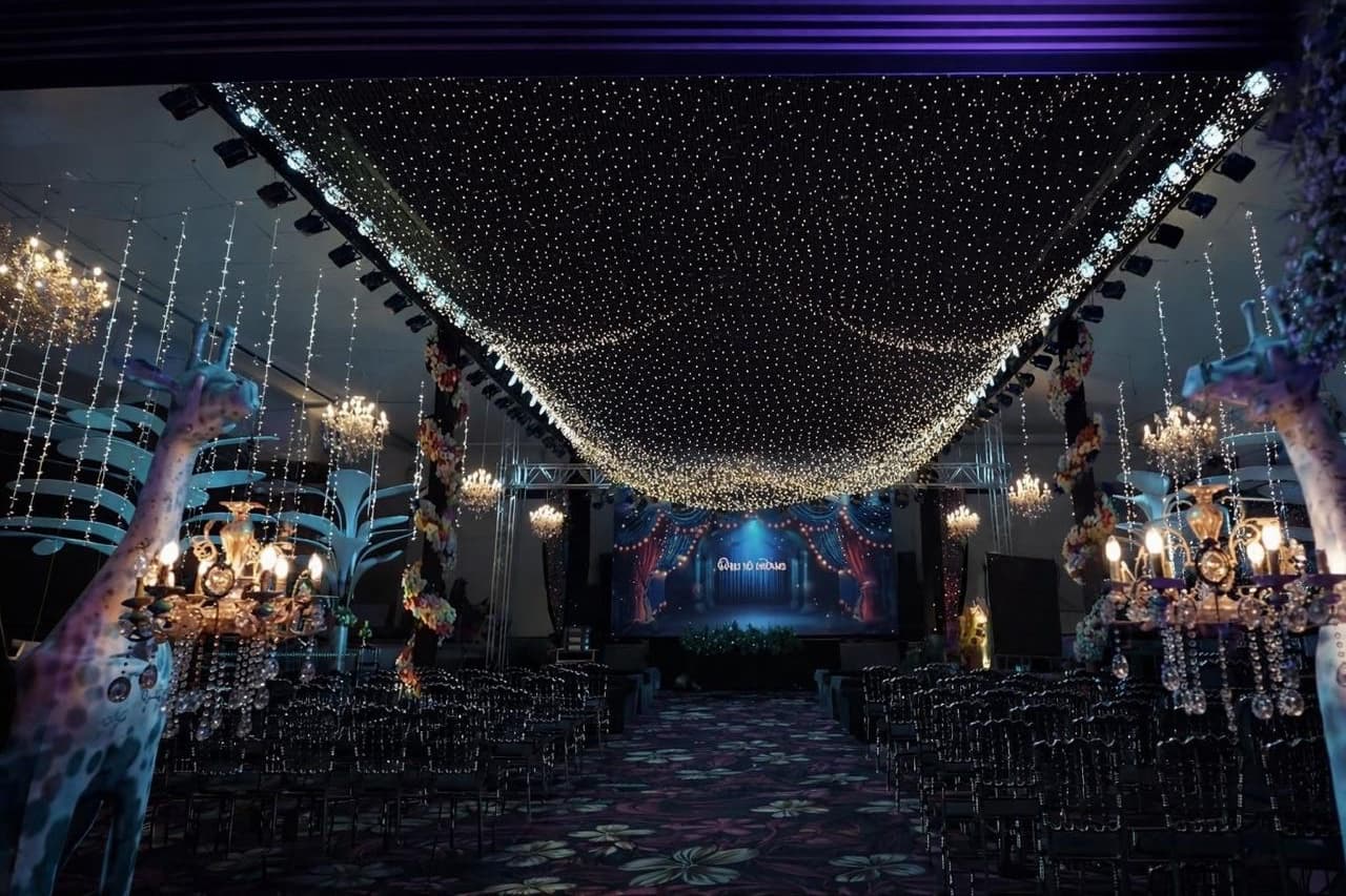 Couple portraits in heritage courtyard